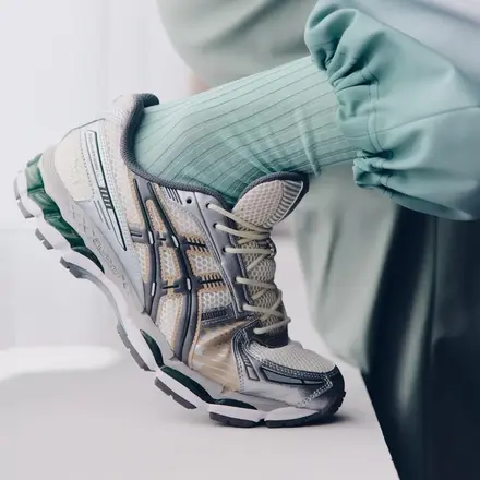 アシックス スポーツスタイル ゲル カヤノ 12.1 クリーム/カーボン