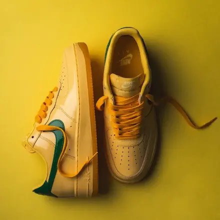 ナイキ エア フォース 1 ロー パテント トパーズ ゴールド/パイン グリーン/ライト レーザー オレンジ/マイダス ゴールド