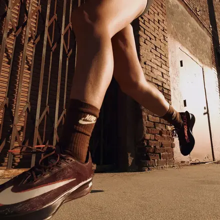 レネゲード × ナイキ ズームX ヴェイパーフライ ネクスト% 4 NRG ブラウン バサルト/ブロンズ エクリプス/バーガンディ アッシュ/ハイパー クリムゾン