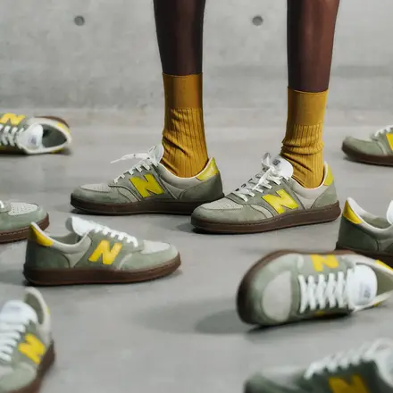 ニューバランス T500 ダーク オリーブ/アポロ ゴールド