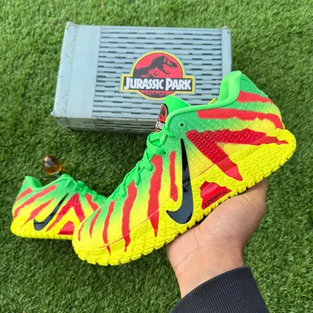 ジュラシック パーク × ナイキ ジャ 3 "エクスプローラ" グリーン スパーク/ユニバーシティ レッド/ダイナミック イエロー/ノワール
