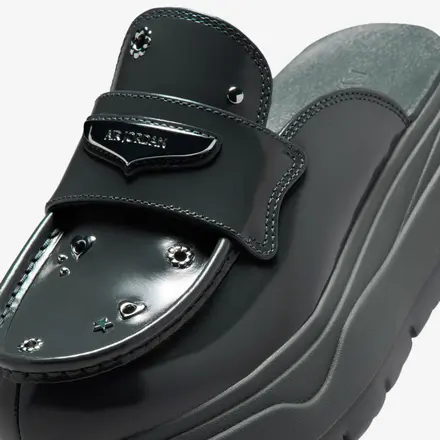 ナイキ ウィメンズ エア ジョーダン ミュール SE アンスラサイト/メタリック シルバー