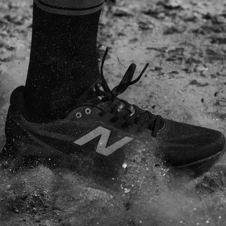 ドーバー ストリート マーケット × ニューバランス フューエルセル SC エリート V5 ブラック/プラム