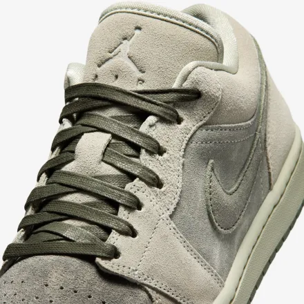 ナイキ ウィメンズ エアジョーダン 1 ロー SE スプルースフォグ/ジェイドストーン/カーゴカーキ