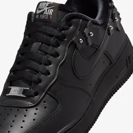 ナイキ ウィメンズ エアフォース 1 '07 "フローレット" ブラック/オフノワール/メタリックシルバー/ブラック
