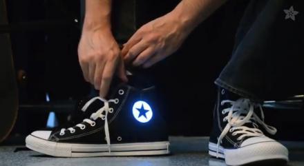 【動画】 DIYでコンバース オールスターを暗闇で発光させる方法