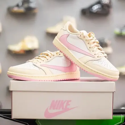  トラヴィス・スコット × ナイキ エアジョーダン 1 ロー OG "マスリン/シャイピンク" マスリン/シャイピンク/セイル/ユニバーシティレッド(IQ7604-100)