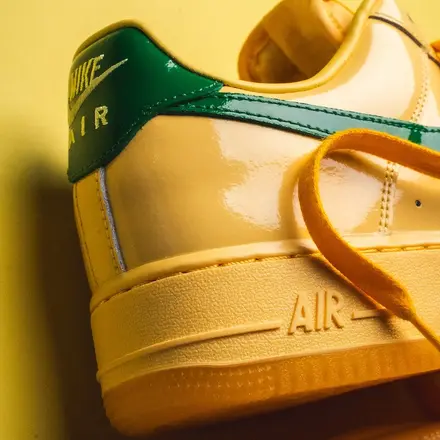 【国内4月1日/4日発売予定】ナイキ エア フォース 1 ロー パテント トパーズ ゴールド/パイン グリーン/ライト レーザー オレンジ/マイダス ゴールド(IO4489-700)