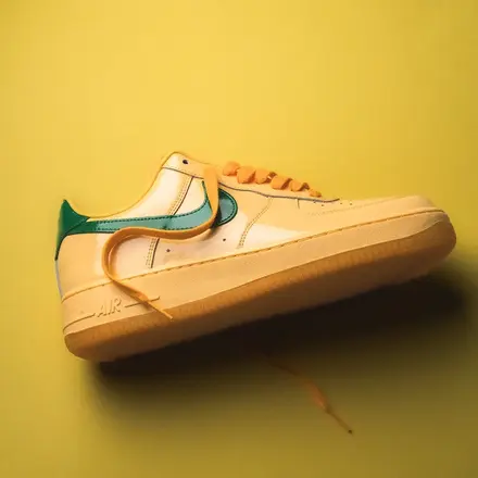 【国内4月1日/4日発売予定】ナイキ エア フォース 1 ロー パテント トパーズ ゴールド/パイン グリーン/ライト レーザー オレンジ/マイダス ゴールド(IO4489-700)