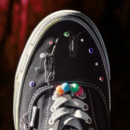 【国内4月30日発売予定】サトシ ナカモト × ヴァンズ エラ 95 “ラッキー チャーム”(VN000EFEBLK)