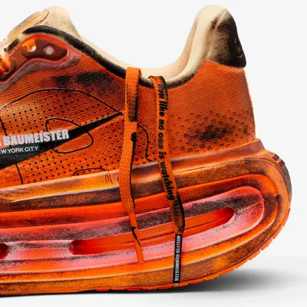 【国内4月8日発売予定】メリッタ・バウマイスター × ナイキ ボメロ プレミアム SP トータル オレンジ/ブラック(IQ7166-800)