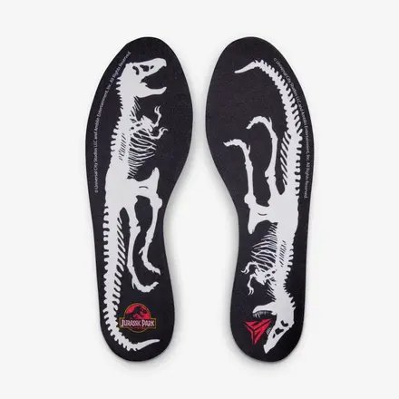 【海外4月10日発売予定】ジュラシック パーク × ナイキ ジャ 3 "ラプター" アンスラサイト/イエロー オーカー/ブライトクリムゾン(IU7240-001)