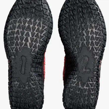 【海外4月10日発売予定】ジュラシック パーク × ナイキ ジャ 3 "ラプター" アンスラサイト/イエロー オーカー/ブライトクリムゾン(IU7240-001)