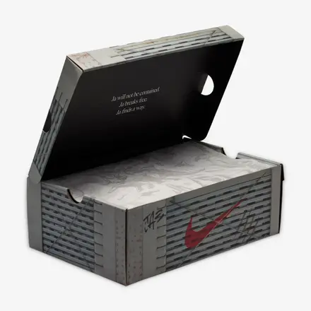 【海外4月10日発売予定】ジュラシック パーク × ナイキ ジャ 3 "ラプター" アンスラサイト/イエロー オーカー/ブライトクリムゾン(IU7240-001)