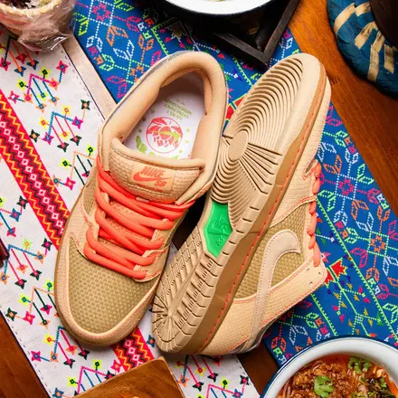 ナイキ SB ダンク ロー “ソムタム” ナチュラル ベージュ/ライト ブラウン/ブレイズ オレンジ(IB6206-701)