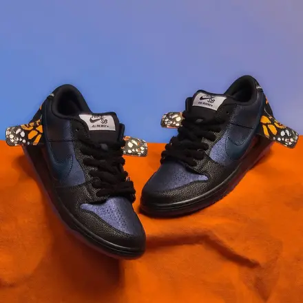 ブルータイル × ナイキ SB ダンク ロー ブラック/マリーナ/ホワイト/キャンプファイヤー(IQ1323-001)