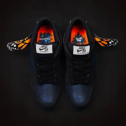 ブルータイル × ナイキ SB ダンク ロー ブラック/マリーナ/ホワイト/キャンプファイヤー(IQ1323-001)