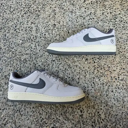 【2026年発売予定】堀米 雄斗 × ナイキ SB エア フォース 1 ロー ホワイト/アイアン グレー/ココナッツ ミルク/ウォッシュド コーラル/フォトン ダスト(pIO8439-100)