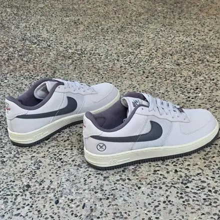 【2026年発売予定】堀米 雄斗 × ナイキ SB エア フォース 1 ロー ホワイト/アイアン グレー/ココナッツ ミルク/ウォッシュド コーラル/フォトン ダスト(pIO8439-100)