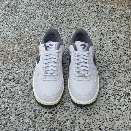 【2026年発売予定】堀米 雄斗 × ナイキ SB エア フォース 1 ロー ホワイト/アイアン グレー/ココナッツ ミルク/ウォッシュド コーラル/フォトン ダスト(pIO8439-100)