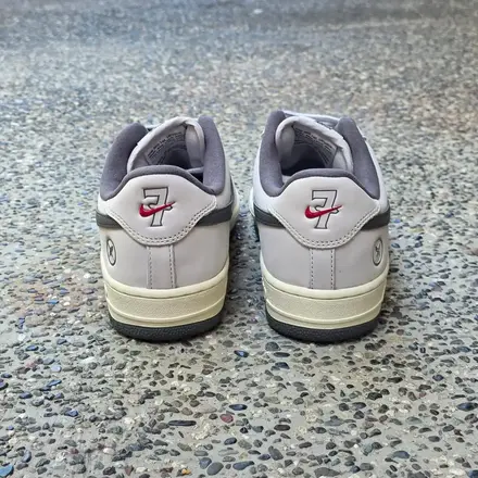 【2026年発売予定】堀米 雄斗 × ナイキ SB エア フォース 1 ロー ホワイト/アイアン グレー/ココナッツ ミルク/ウォッシュド コーラル/フォトン ダスト(pIO8439-100)