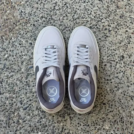 【2026年発売予定】堀米 雄斗 × ナイキ SB エア フォース 1 ロー ホワイト/アイアン グレー/ココナッツ ミルク/ウォッシュド コーラル/フォトン ダスト(pIO8439-100)