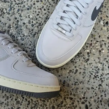 【2026年発売予定】堀米 雄斗 × ナイキ SB エア フォース 1 ロー ホワイト/アイアン グレー/ココナッツ ミルク/ウォッシュド コーラル/フォトン ダスト(pIO8439-100)