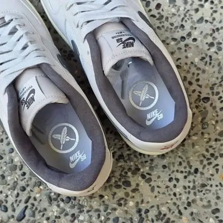 【2026年発売予定】堀米 雄斗 × ナイキ SB エア フォース 1 ロー ホワイト/アイアン グレー/ココナッツ ミルク/ウォッシュド コーラル/フォトン ダスト(pIO8439-100)