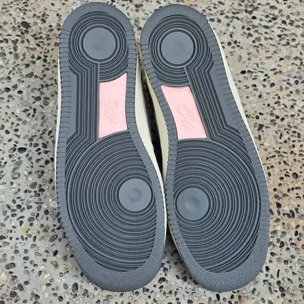 【2026年発売予定】堀米 雄斗 × ナイキ SB エア フォース 1 ロー ホワイト/アイアン グレー/ココナッツ ミルク/ウォッシュド コーラル/フォトン ダスト(pIO8439-100)