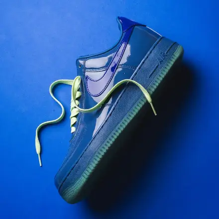 ナイキ エア フォース 1 ロー “パテント” ミスティック ネイビー/ライト リキッド ライム/グレープ アイス/ライト バイオレット オー(IO4489-400)