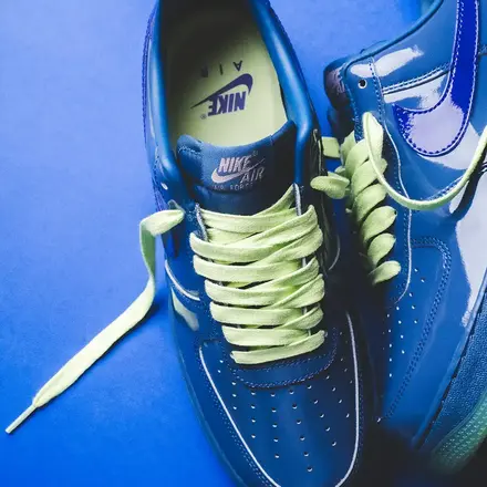 【国内4月1日/4日発売予定】ナイキ エア フォース 1 ロー “パテント” ミスティック ネイビー/ライト リキッド ライム/グレープ アイス/ライト バイオレット オー(IO4489-400)