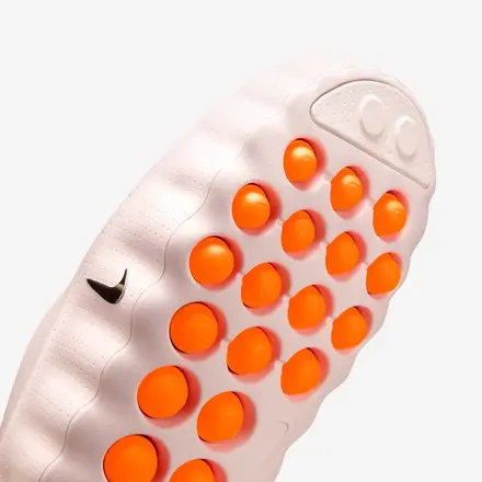 【海外4月1日発売予定】ナイキ ウィメンズ マインド 001 パールピンク/オレンジレッド/ブラック/メタリック クローム(HQ4309-610)