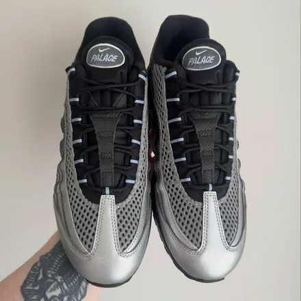 【国内4月11日発売予定】パレス スケートボード × ナイキ エア マックス 95 SP メタリックシルバー/アルミニウム/ブラック(IQ7708-095)