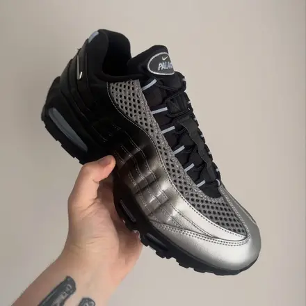 【国内4月11日発売予定】パレス スケートボード × ナイキ エア マックス 95 SP メタリックシルバー/アルミニウム/ブラック(IQ7708-095)