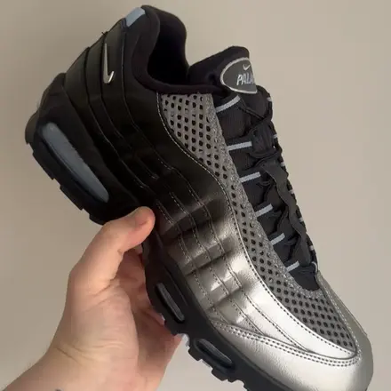 【国内4月11日発売予定】パレス スケートボード × ナイキ エア マックス 95 SP メタリックシルバー/アルミニウム/ブラック(IQ7708-095)