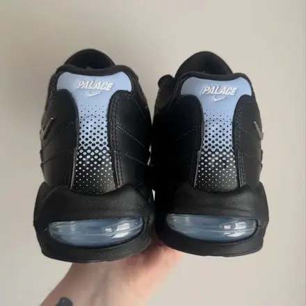 【国内4月11日発売予定】パレス スケートボード × ナイキ エア マックス 95 SP メタリックシルバー/アルミニウム/ブラック(IQ7708-095)