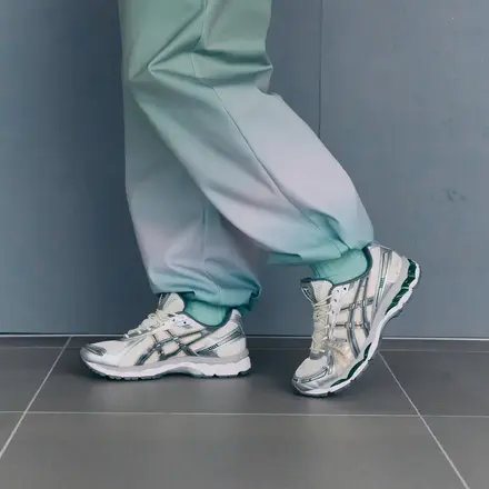 【国内3月26日発売予定】アシックス スポーツスタイル ゲル カヤノ 12.1 クリーム/カーボン(1203A759.105)