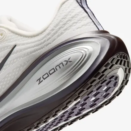 【海外4月1日発売予定】ナイキ ウィメンズ ボメロ プラス サミット ホワイト/メタリック シルバー/ダーク バーガンディ/ペール グリーン(IR7597-170)