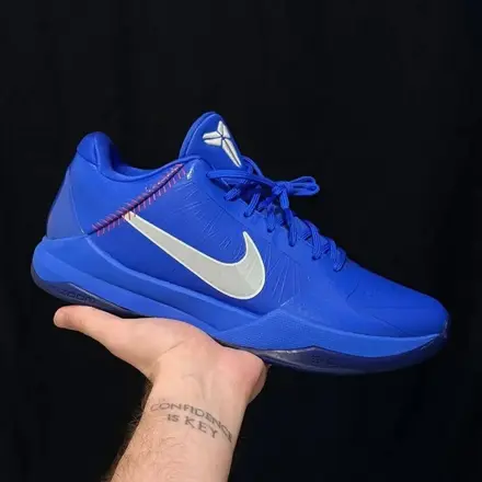 ナイキ コービー 5 プロトロ "ドジャース" ラッシュ ブルー/ウルフ グレー/コメット レッド(IO6256-400)