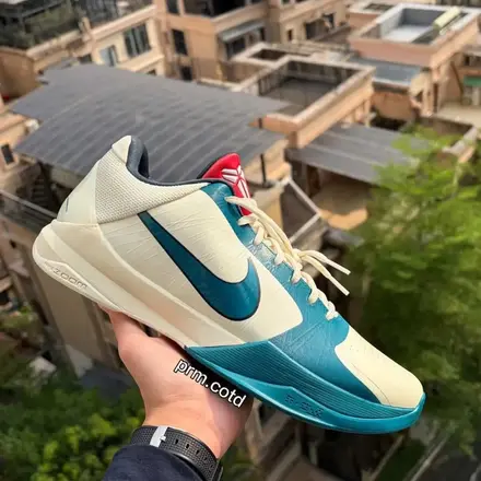 【海外6月1日発売予定】ケイトリン・クラーク × ナイキ コービー 5 プロトロ ココナッツ ミルク/ブライト スプルース/ミッドナイト スプルース/ユニバーシティ レッド/ホワイト(IZ1852-100)