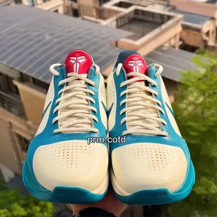 【海外6月1日発売予定】ケイトリン・クラーク × ナイキ コービー 5 プロトロ ココナッツ ミルク/ブライト スプルース/ミッドナイト スプルース/ユニバーシティ レッド/ホワイト(IZ1852-100)