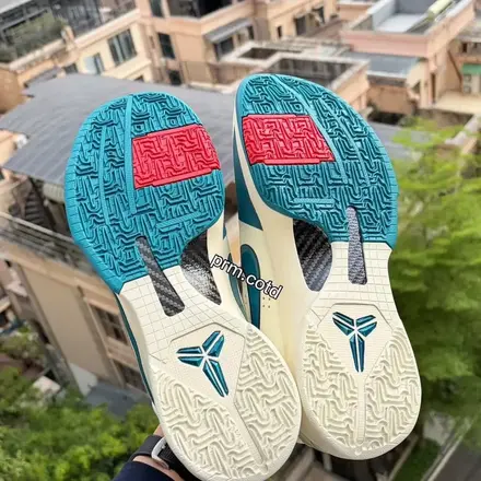 【海外6月1日発売予定】ケイトリン・クラーク × ナイキ コービー 5 プロトロ ココナッツ ミルク/ブライト スプルース/ミッドナイト スプルース/ユニバーシティ レッド/ホワイト(IZ1852-100)