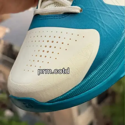 【海外6月1日発売予定】ケイトリン・クラーク × ナイキ コービー 5 プロトロ ココナッツ ミルク/ブライト スプルース/ミッドナイト スプルース/ユニバーシティ レッド/ホワイト(IZ1852-100)