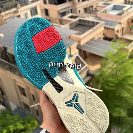 【海外6月1日発売予定】ケイトリン・クラーク × ナイキ コービー 5 プロトロ ココナッツ ミルク/ブライト スプルース/ミッドナイト スプルース/ユニバーシティ レッド/ホワイト(IZ1852-100)