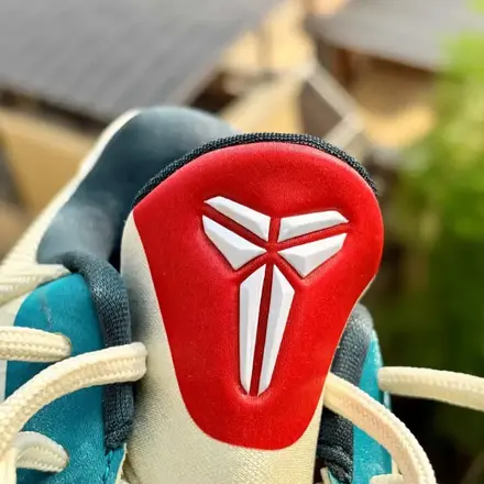 【海外6月1日発売予定】ケイトリン・クラーク × ナイキ コービー 5 プロトロ ココナッツ ミルク/ブライト スプルース/ミッドナイト スプルース/ユニバーシティ レッド/ホワイト(IZ1852-100)