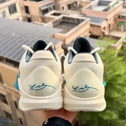 【海外6月1日発売予定】ケイトリン・クラーク × ナイキ コービー 5 プロトロ ココナッツ ミルク/ブライト スプルース/ミッドナイト スプルース/ユニバーシティ レッド/ホワイト(IZ1852-100)