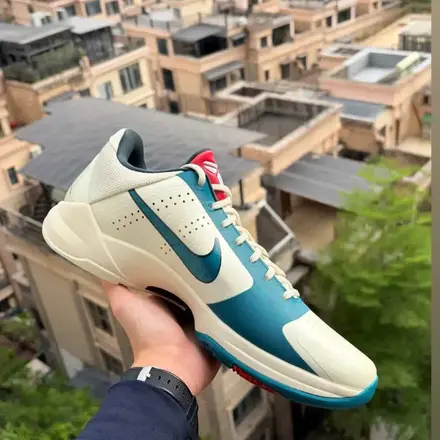 【海外6月1日発売予定】ケイトリン・クラーク × ナイキ コービー 5 プロトロ ココナッツ ミルク/ブライト スプルース/ミッドナイト スプルース/ユニバーシティ レッド/ホワイト(IZ1852-100)