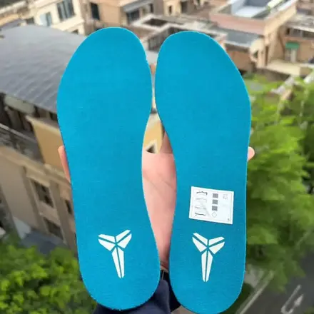 【海外6月1日発売予定】ケイトリン・クラーク × ナイキ コービー 5 プロトロ ココナッツ ミルク/ブライト スプルース/ミッドナイト スプルース/ユニバーシティ レッド/ホワイト(IZ1852-100)