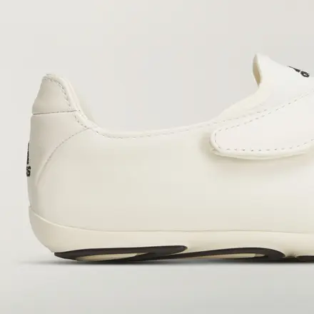 【海外4月4日発売予定】ファレル・ウィリアムス × アディダス オリジナルス バリオ フラット アーサー 2色