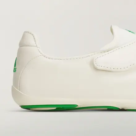 【海外4月4日発売予定】ファレル・ウィリアムス × アディダス オリジナルス バリオ フラット アーサー 2色